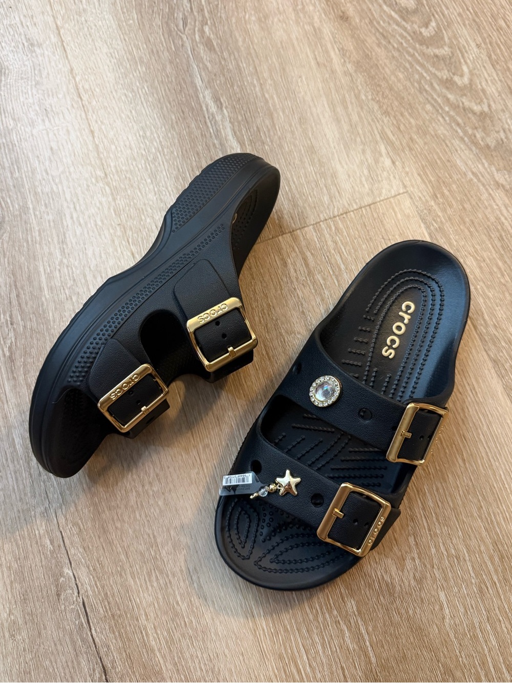 NWOT CROCS Metallic Buckle Saturday Sandal size Size 7 Black with 2 FREE JIBBITZ